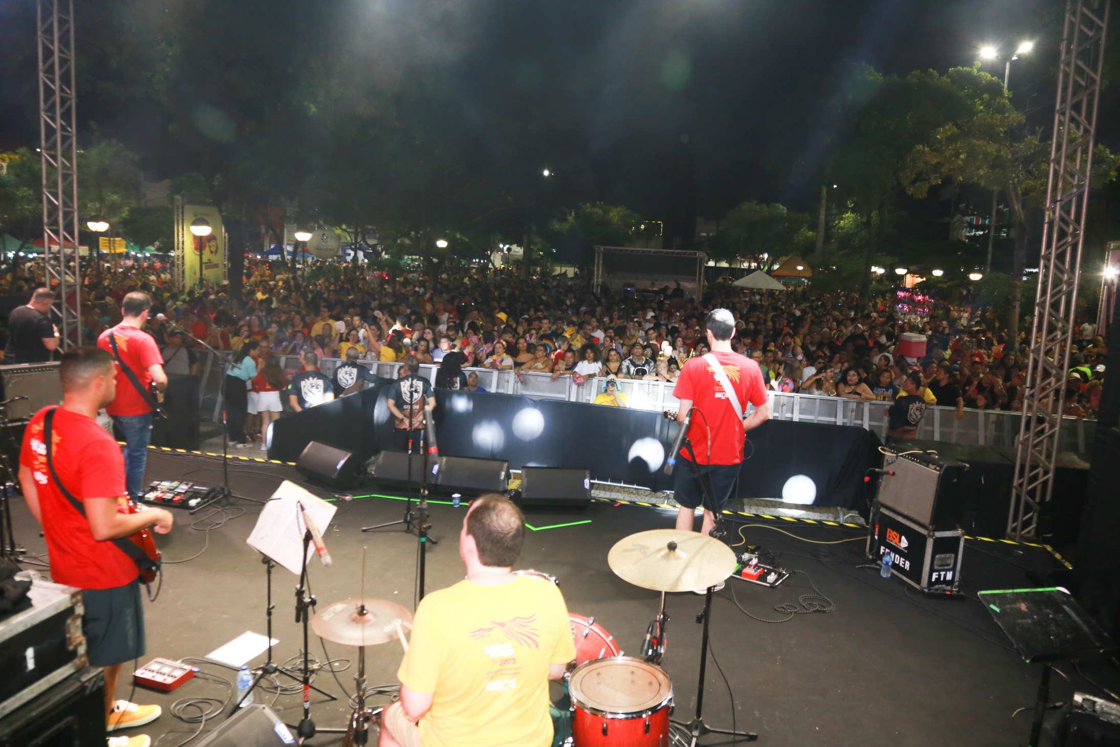 a foto mostra músicos e ao fundo o público na Praça do Ferreira